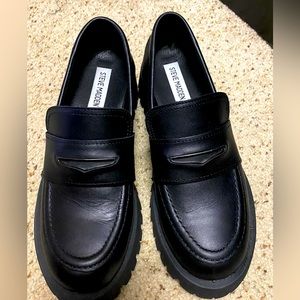 Sz. 7. Worn a few times. A little too snug for me.